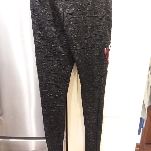 Devil Fashion Textured Detailed Leggings - Picture 2 of 3